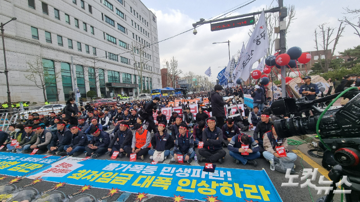 민주노총이 25일 서울 종로구 마로니에 공원에서 '3.25 투선포 대회'를 열고 있다. 김구연 기자