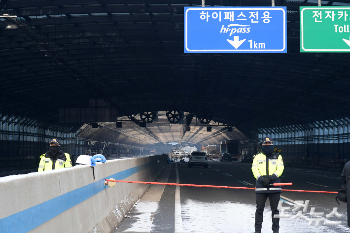 지난해 12월 29일 화재가 발생한 제2경인고속도로 방음터널 화재 현장. 박종민 기자