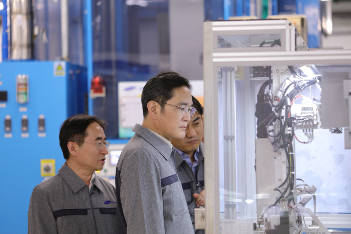 이재용 삼성전자 회장이 24일 중국 텐진의 삼성전기 공장을 점검하고 있다. 삼성전자 제공