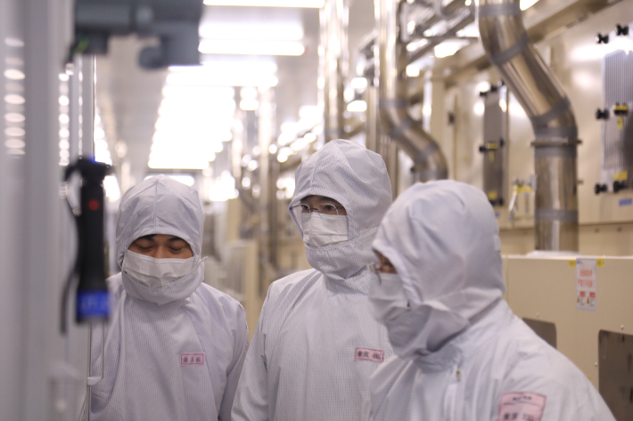 이재용 삼성전자 회장(가운데)이 24일 중국 텐진의 삼성전기 사업장을 방문해 MLCC 생산 라인을 점검하고 있다. 삼성전자 제공