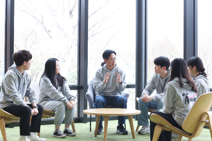 배경훈 LG AI연구원장이 AI 해커톤에 참가한 청년들과 대화를 나누고 있다. LG 제공