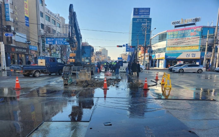 2022년 12월 2일 광주 북구 풍향동 서방사거리 도시철도 2호선 공사 구간에서 상수도관 일부가 파손됐다. 광주광역시 제공