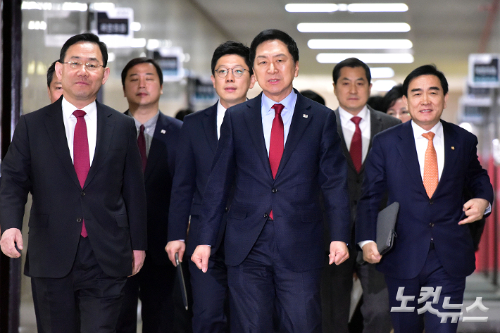 국민의힘 김기현 대표와 주호영 원내대표가 27일 서울 여의도 국회에서 열린 최고위원회의에 참석하고 있다. 윤창원 기자