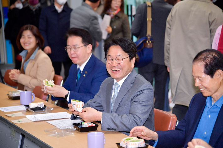 강기정 광주광역시장이 27일 오전 광산구 하남근로자종합복지관 1층에 마련된 산단노동자 조식지원 '간편한 아침한끼' 개소식에 참석해 노동자들과 샌드위치를 먹으며 대화를 나누고 있다. 광주광역시 제공