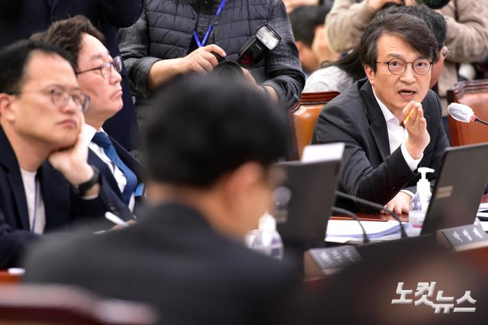 더불어민주당 김의겸 의원이 27일 서울 여의도 국회에서 열린 법제사법위원회 전체회의에 출석한 한동훈 법무부 장관에게 질의를 하고 있다.
