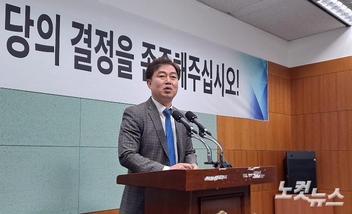 민주당 이덕춘 변호사가 27일 박지원 고문의 무소속 후보 지지 유세와 관련해 기자회견을 갖고 있다. 김용완 기자