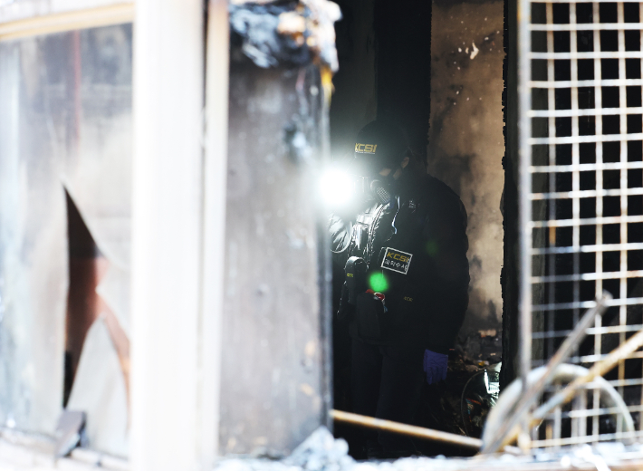 나이지리아 국적 어린이 4명이 숨진 경기도 안산시의 한 빌라 화재 현장에서 27일 오전 경찰과 소방 등 관계자들이 합동 감식을 하고 있다. 연합뉴스