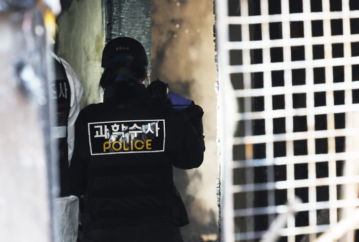 화재 현장 합동 감식하는 관계자들. 연합뉴스