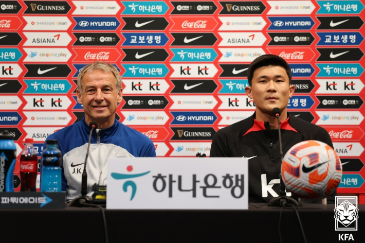 한국 축구 대표팀 위르겐 클린스만 감독(왼쪽)과 김민재. 대한축구협회