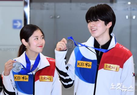 나란히 은메달 획득한 차준환0이해인