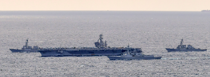 27일 제주도 남쪽 바다에서 해상 연합훈련을 벌이고 있는 니미츠함과 우리 해군 함정들. 해군 제공