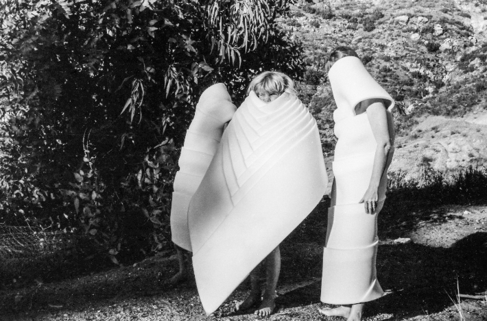 인디고, 메이요와 함께 몸을 감싼 하이디 부허›, 1972, 하이디 부허 에스테이트 제공 