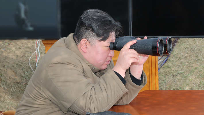 김정은, 핵무기병기화사업 현장지도 "무기급 핵물질 확대 계속"