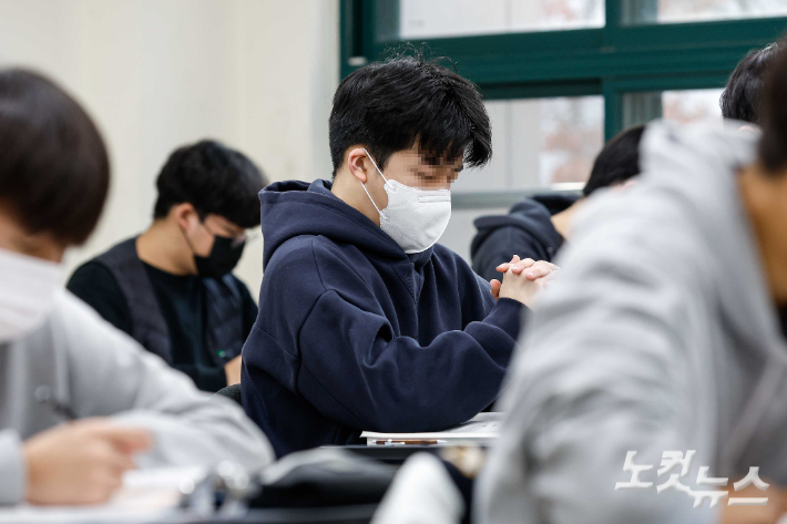 2023학년도 대학수학능력시험일이었던 지난해 11월 17일 서울 종로구 경복고등학교에 마련된 시험장에서 수험생들이 시험 시작을 기다리고 있다. 사진공동취재단