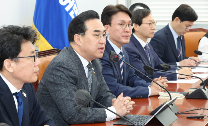 더불어민주당 박홍근 원내대표가 28일 국회에서 열린 원내대책회의에서 발언하고 있다. 연합뉴스