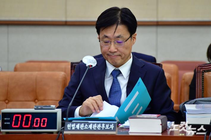 김형두 헌법재판관 후보자가 28일 서울 여의도 국회 법제사법위원회에서 열린 인사청문회에서 준비한 자료를 살펴보고 있다.