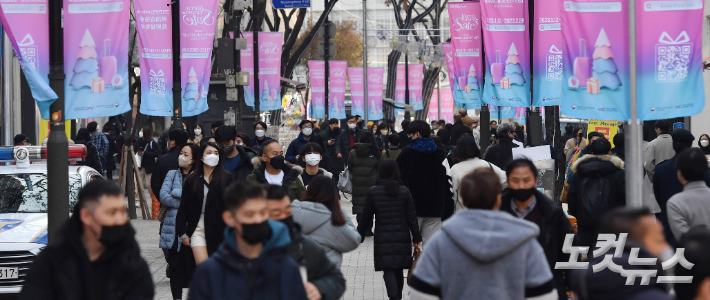 서울 중구 명동거리가 시민들과 관광객들로 북적이고 있다. 류영주 기자