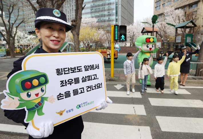 어린이들이 서울녹색어머니연합, 도로교통공단 마스코트 호둥이와 함께 안전한 횡단보도 보행을 위한 교통안전교육을 받고 있다. 도로교통공단 제공