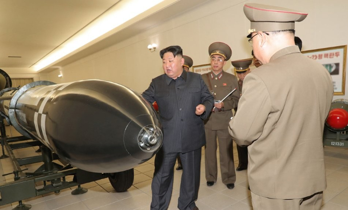 김정은 북한 국무위원장은 핵무기병기화사업을 지도하고 핵반격작전계획과 명령서를 검토했다. 연합뉴스