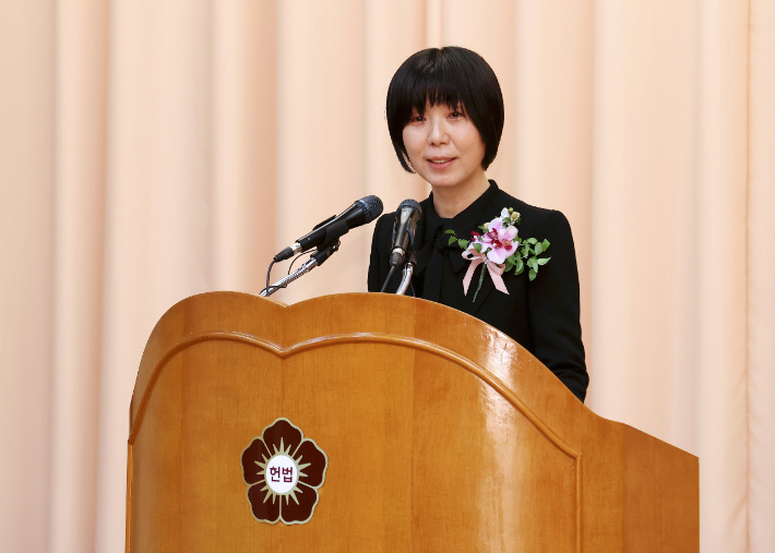 이선애 헌법재판관이 28일 서울 종로구 재동 헌법재판소 1층 대강당에서 퇴임사를 하고 있다. 헌법재판소 제공