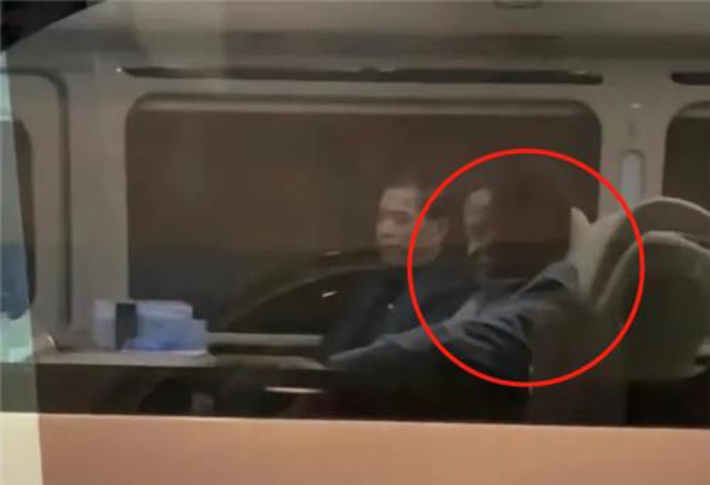 항저우에서 승용차에 탑승한 것이 목격된 마윈(붉은색 원안). 차이롄서 캡처