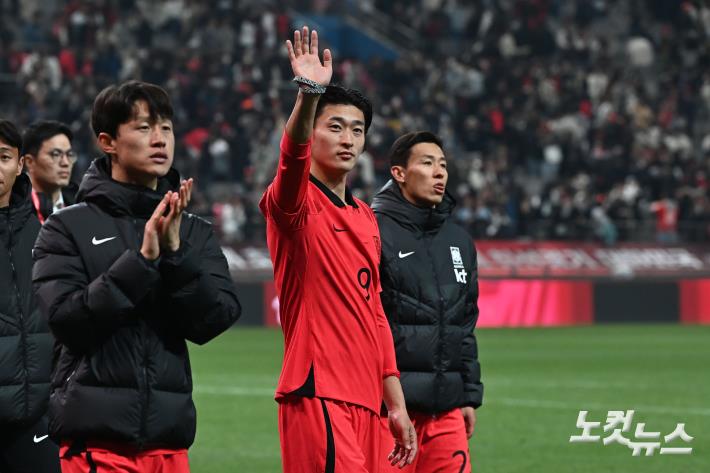 팬들에게 인사하는 조규성