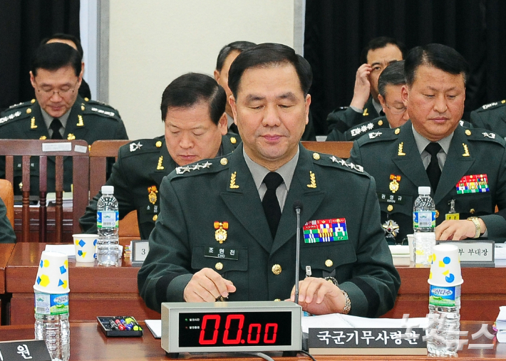 지난 2016년 10월 조현천 전 국군기무사령 국회 정보위원회 국군기무사령부 국정감사에서 의원의 발언을 듣고 있다. 사진공동취재단