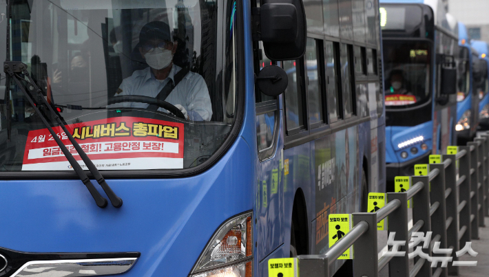 지난해 서울시버스노조는 총파업을 예고하고 사측과 극한 대립했지만 올해는 파업예고 20일 전에 협상을 조기 타결했다. 박종민 기자