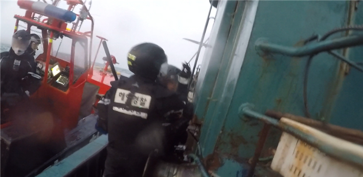 불법조업 중국어선을 단속하는 해양경찰 대원. 서해5도 특별경비단 제공