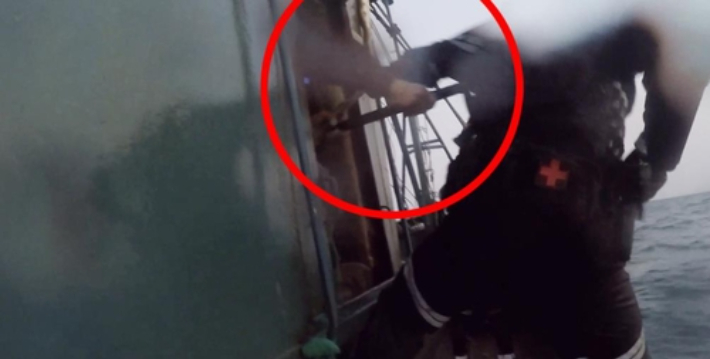 흉기 들고 저항하는 중국어선 선장. 해양경찰청 제공