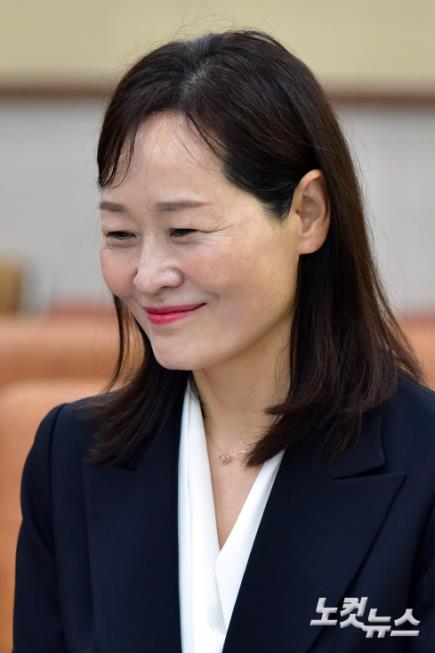 미소짓는 정정미 헌법재판관 후보자