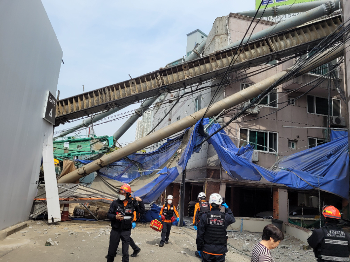 29일 오전 11시35분쯤 울산시 남구 신정동 아파트 공사현장에서 지반을 뚫는 건설기계인 항타기가 넘어지는 사고가 발생했다. 울산소방본부 제공