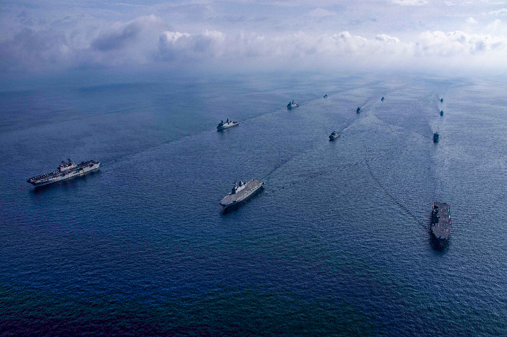 쌍룡훈련에 참가하는 한미 해군 함정들이 호송작전을 벌이고 있다. 해군 제공