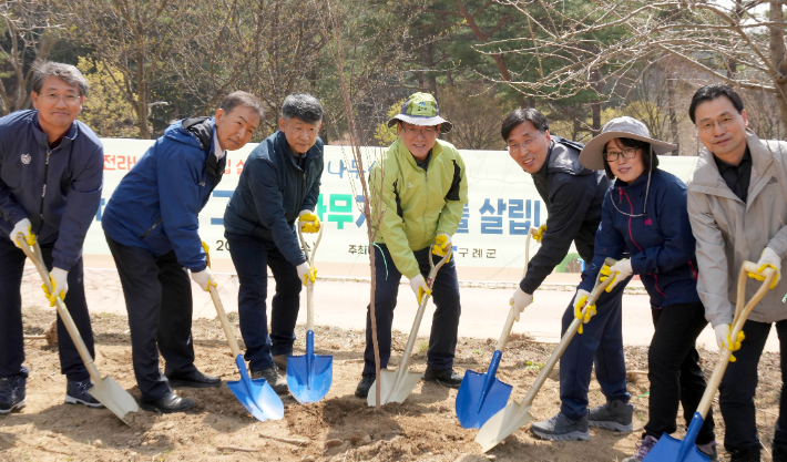 김영록 전라남도지사가 29일 구례 지리산정원 일대에서 열린 2050 전라남도 탄소중립 5억 그루 나무심기 업무협약 및 명품숲 조성 행사 중 내빈들과 함께 나무를 심고 있다. 전남도 제공