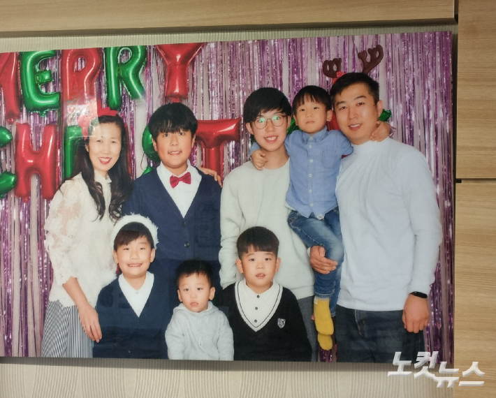 크리스마스를 맞아 6형제가 모두 모여 찍은 가족사진. 부부는 사진을 커다란 액자로 제작해 부엌에 걸어뒀다. 김혜민 기자