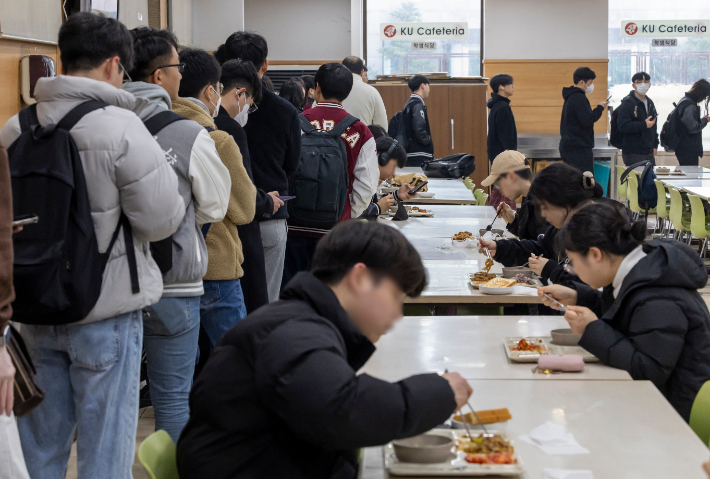 20일 오전 서울 고려대학교 학생 식당에서 학생들이 ''천원의 아침밥''을 먹기 위해 줄을 서 있다. 연합뉴스