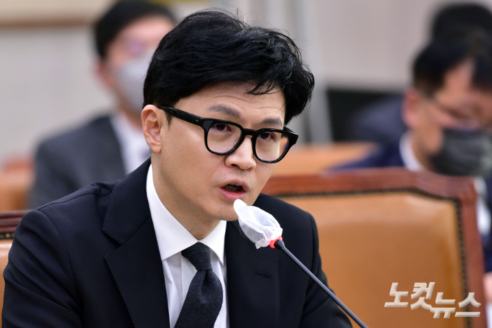 한동훈 법무부 장관이 질의에 답변을 하고 있다. 윤창원 기자