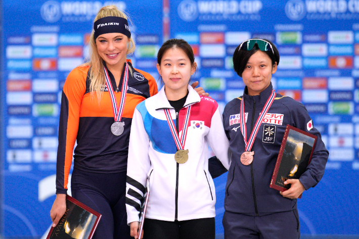 지난해 11월 김민선이 노르웨이 스타방에르에서 열린 2022-2023 국제빙상경기연맹(ISU) 스피드 스케이팅 월드컵 1차 대회 여자 500m 디비전A에서 첫 우승을 차지한 뒤 시상대에 선 모습. 연합뉴스