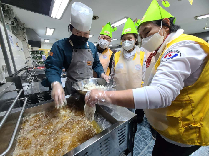 제너시스BBQ와 대한적십자사가 치킨대학에서 기부할 황금올리브 치킨을 직접 조리하고 있는 모습. 제너시스BBQ그룹 제공