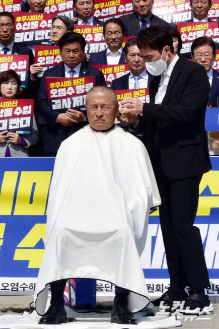 삭발하는 윤재갑 의원