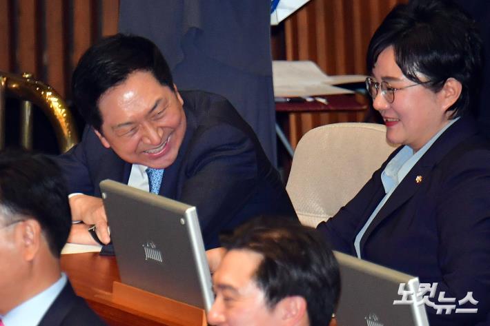 대화하는 김기현 대표-조수진 최고위원