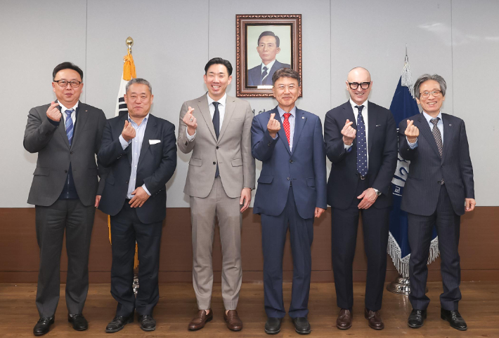 왼쪽에서 세 번째부터 시라큐스대학교 박대권 건축학부장, 최외출 영남대 총장, 마이클 스픽스 건축대학장. 영남대 제공