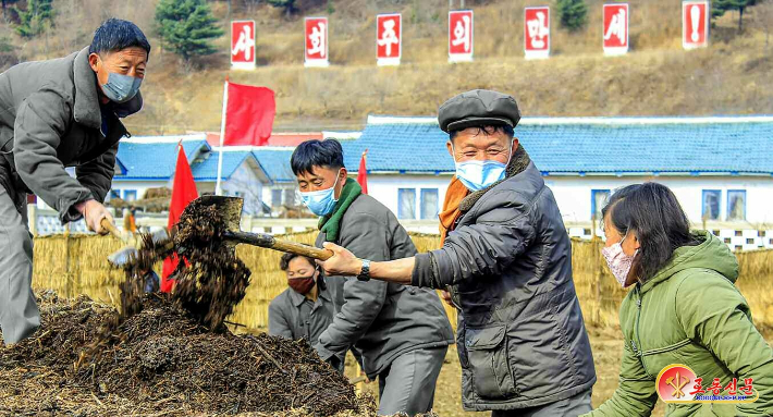 북한의 노동자들. 연합뉴스
