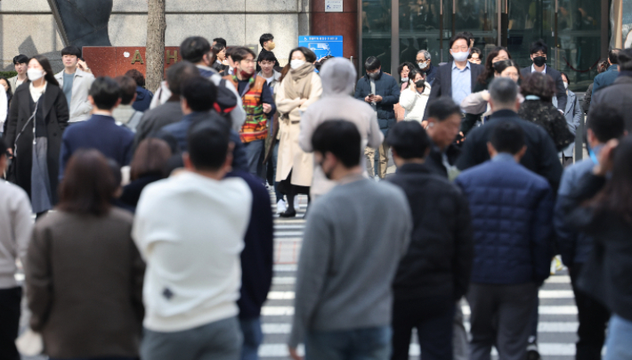 서울 도심에서 점심시간 직장인들이 식사를 위해 이동하고 있다. 연합뉴스