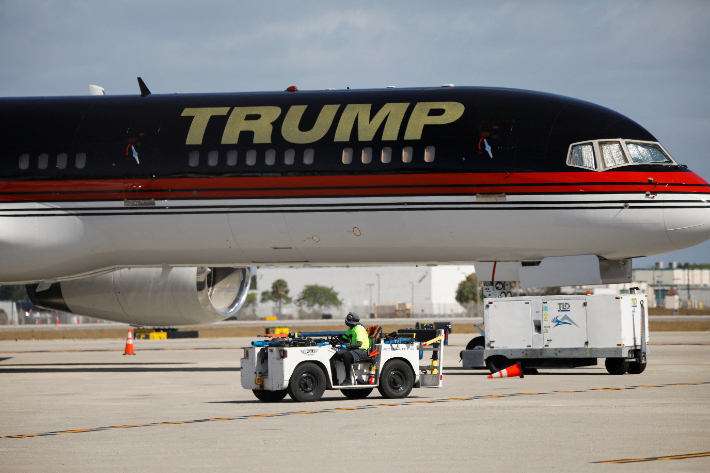 플로리다주 팜비치공항에 있는 트럼프 전용기. 연합뉴스