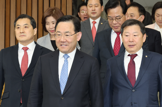국민의힘 주호영 원내대표(가운데)와 이철규 사무총장(오른쪽), 박대출 정책위의장(왼쪽)이 31일 오전 서울 여의도 국회에서 열린 원내대책회의에 참석하고 있다. 연합뉴스