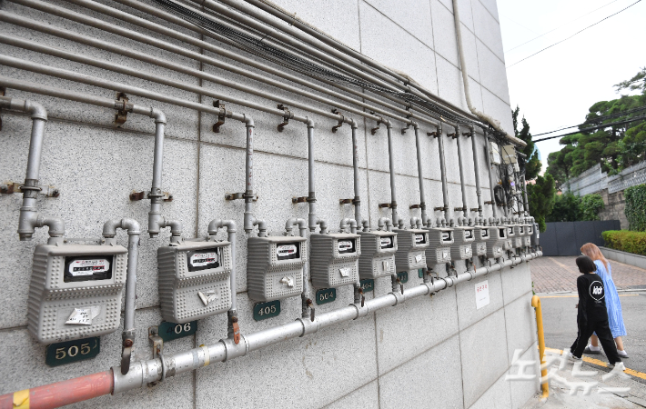 서울의 한 주택가에 가스계량기가 설치돼 있다. 류영주 기자