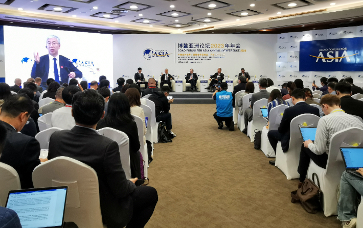 29일 중국 하이난 보아오에서 열린 보아오포럼에서 자오천신 국가발전개혁위원회 부주임이 미국을 비판하는 발언을 하고 있다. 연합뉴스