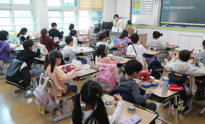 31일 전국학교비정규직연대회의 총파업으로 급식이 중단된 한 초등학교에서 학생들이 점심으로 도시락을 먹고 있다. 연합뉴스