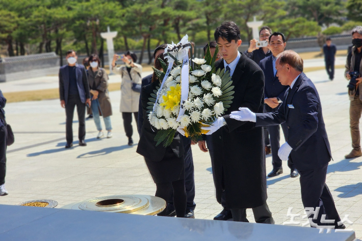 고 전두환씨의 손자 전우원씨가 31일 국립 5·18 민주묘지를 참배했다. 박요진 기자
